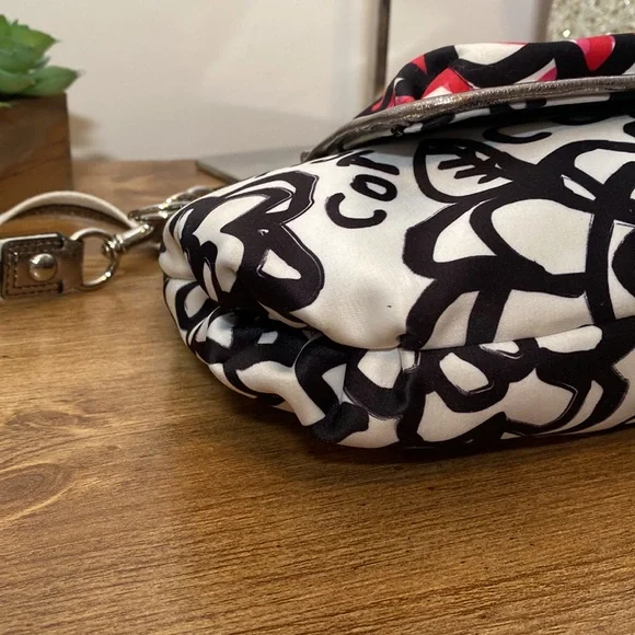 ✨Sold✨ Coach Poppy Floral Graffiti Groovy Shoulder Bag - Picture 9 of 14